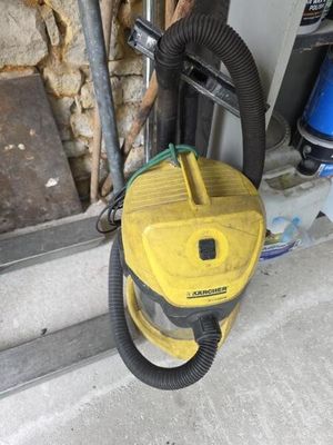 un aspirateur jaune posé par terre