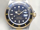 une montre Rolex exposée sur une table