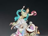 une figurine représentant un groupe de personnes assises sur une table