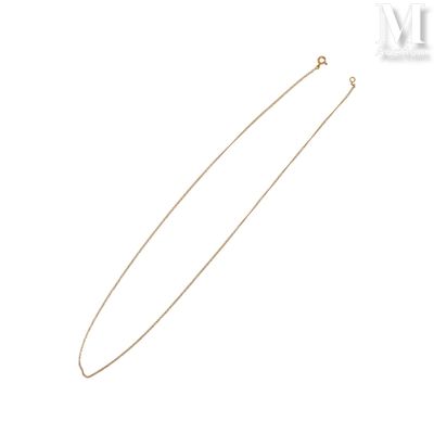 un collier en or avec une longue chaîne sur fond blanc
