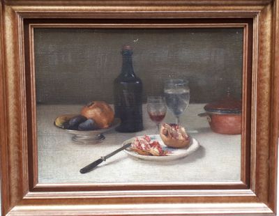 une peinture représentant une assiette de nourriture et une bouteille de vin posées sur une table
