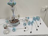une table sur laquelle se trouvent plusieurs objets