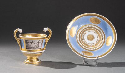 une tasse et une soucoupe bleues et dorées posées l'une à côté de l'autre