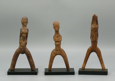 Trois lance-pierres en bois dur à léger à patine naturelle d…