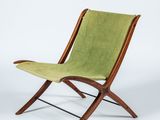 une chaise verte posée sur un sol blanc