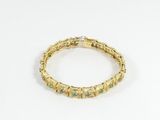 gros plan d'un bracelet en or sur fond blanc