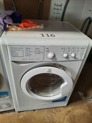 une machine à laver et un sèche-linge posés à même le sol