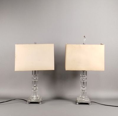 une paire de lampes de table « Lucine » avec un pied en verre et un abat-jour blanc