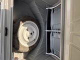 un camion avec un pneu à l'arrière