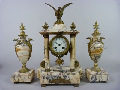 une horloge en marbre et trois vases surmontés d'un oiseau