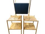 paire de tables d'appoint en laiton et marbre avec des assises en cuir noir