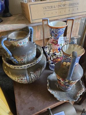 de nombreux vases et bols posés sur une table
