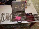 un grand nombre d'outils posés sur une table
