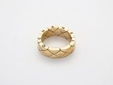 gros plan d'une bague en or sur une surface blanche