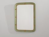 miroir rectangulaire avec une bordure dorée et un cadre vert accroché à un mur blanc