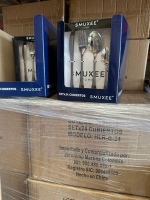 Dans un entrepôt, des cartons contenant des articles sont empilés les uns sur les autres
