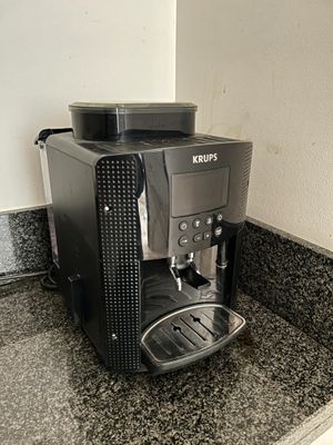 une cafetière noire posée sur un plan de travail en granit