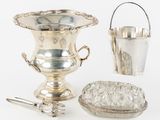 une image représentant une assiette en argent avec une tasse en argent, une assiette en argent avec une cuillère en argent, une assiette en argent avec une assiette en argent et une assiette en argent avec une