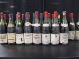 plusieurs bouteilles de vin sont alignées sur une table