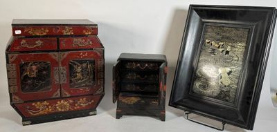 trois meubles posés les uns à côté des autres sur une table