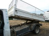 un camion garé dans un champ, avec une clôture à l'arrière