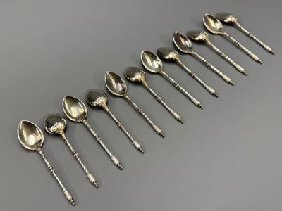 six cuillères en argent sont alignées sur une table