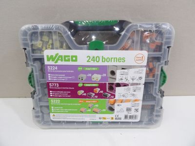 une mallette en plastique contenant tout un tas d'outils