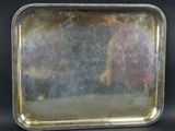 assiette en argent plaqué avec bord perlé sur fond noir