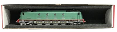 un petit train dans une boîte posée sur une surface blanche