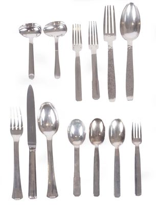 de nombreux types d'argenterie sur fond blanc