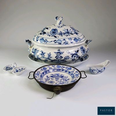 Plusieurs pièces de porcelaine bleue et blanche sont posées sur une table