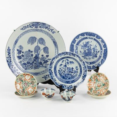 Plusieurs assiettes et bols bleus et blancs sont posés sur une surface blanche.