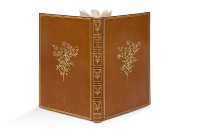 un vieux livre dont la couverture est ornée d'un motif floral