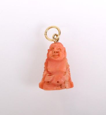une image représentant un petit pendentif en forme de Bouddha sur fond blanc