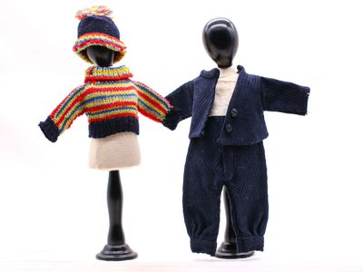 deux mannequins vêtus de vêtements de couleurs différentes