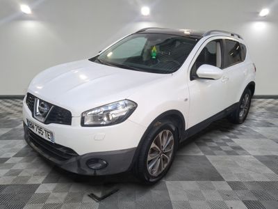 la voiture blanche est garée sur un sol en damier dans le garage