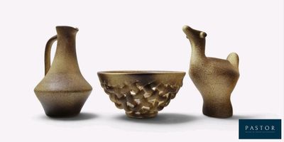 trois vases posés l'un à côté de l'autre sur une surface blanche