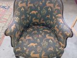 une chaise qui se trouve au milieu d'une pièce