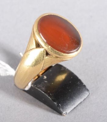 une image représentant une bague en or sertie d'une pierre de cornaline