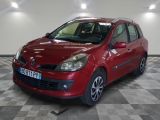 la photo d'une voiture rouge garée dans un garage