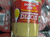 un pot de beurre de cacahuète posé sur une table