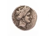 gros plan d'une pièce de monnaie sur laquelle figure un visage de femme