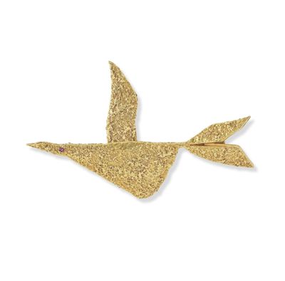 une broche en forme d'oiseau en or, avec une pierre rose dans le bec