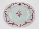 une assiette rouge et blanche ornée d'un motif floral