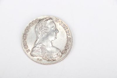 une vieille pièce d'argent sur laquelle figure le profil d'une femme