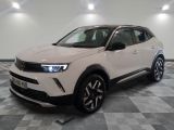 le suv blanc est garé sur le sol en damier d'une pièce