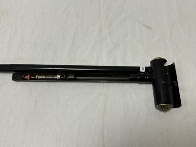 un stylo noir posé sur une surface blanche