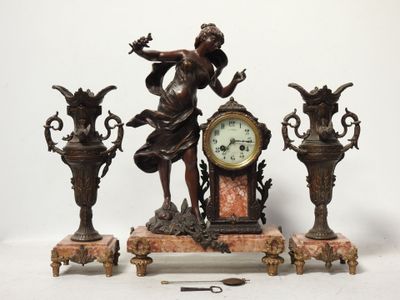 une statue représentant une femme tenant une horloge, à côté de trois vases
