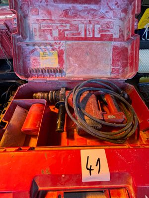une boîte à outils rouge avec des outils sur une table