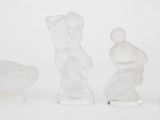 trois figurines en verre représentant un homme, une femme et un oiseau